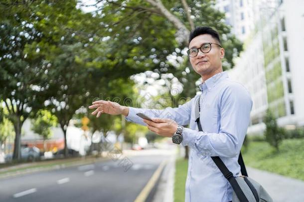 男人佃户租种的土地一可移动的电话在期间h一iling为一乘