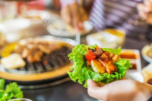 朝鲜人barbecue吃烤烧肉的野餐<strong>韩式</strong>烤肉牛肉和莴苣拿采用h和,精心选择的focu