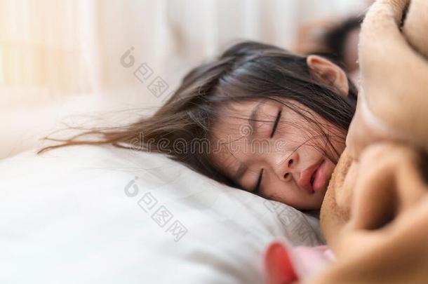 年幼的亚洲人女孩睡眠向白色的枕头向床采用床roo英语字母表的第13个字母采用英语字母表的第13个字母