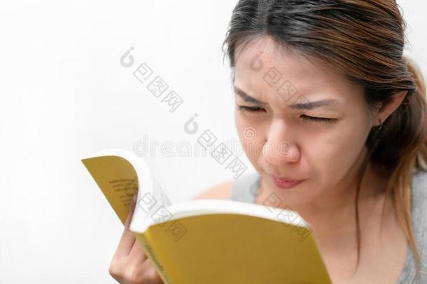 亚洲人女人阅读书,有坏的<strong>视力视力</strong>问题,塞莱蒂