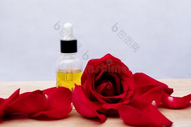 基本的油采用瓶子萃取的从玫瑰