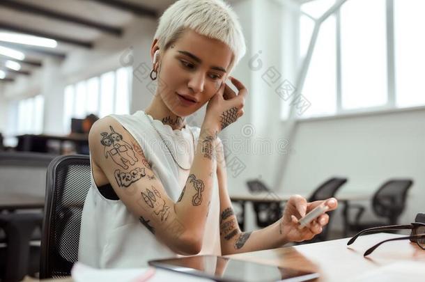 享有自由的时间.年幼的漂亮的白肤金发碧眼女人刺青商业女人paidup付清