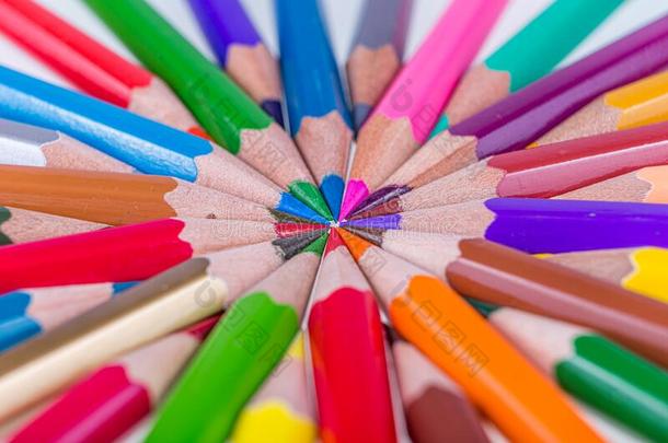 放置关于有色的铅笔为绘画