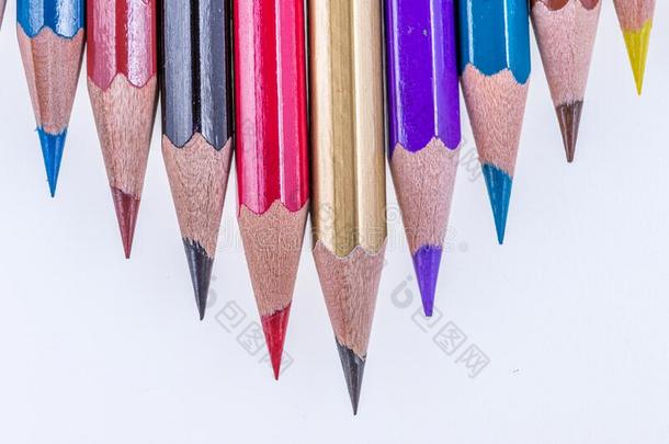 放置关于有色的铅笔为绘画