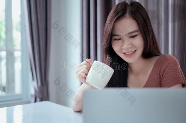 亚洲人女人磁带录像会议用户界面和便携式电脑计算机