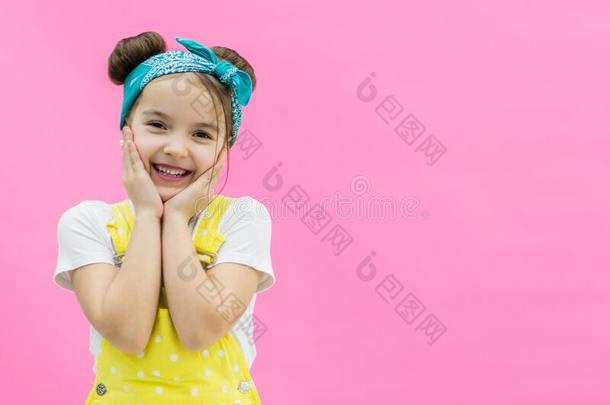 女儿是（be的三单形式微笑的广泛地使人疲乏的白色的和黄色的衣服.