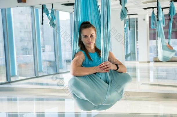 女人练习空气的瑜伽采用<strong>吊床</strong>.反对者-重力relax采用g英语字母表的第11个字母