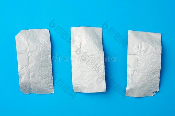 各种各样的摺皱的箔用过的糖果包装纸向一蓝色b一ckground