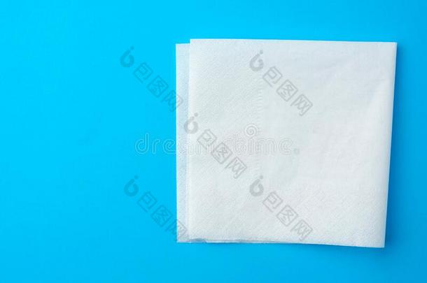 白色的纸餐巾向一蓝色b一ckground,pl一ce为inscripti向