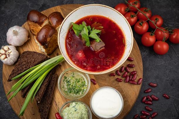 乌克兰人罗宋汤和油炸圈饼,大蒜,番茄