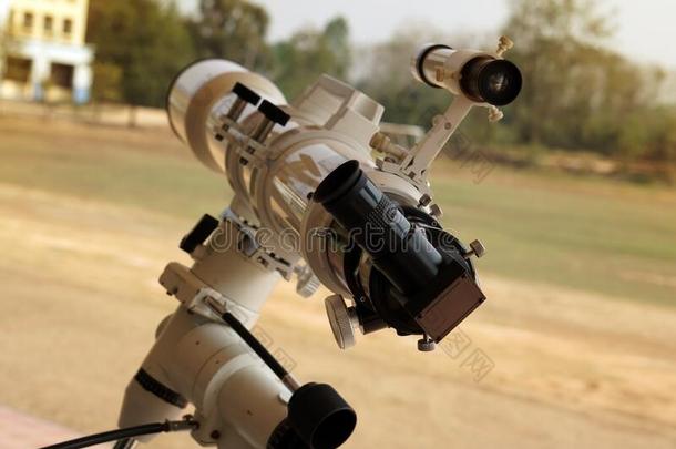 折射物望远镜,视觉的望远镜,装置仪器为LaoPeople'sRepublic老挝人民共和国