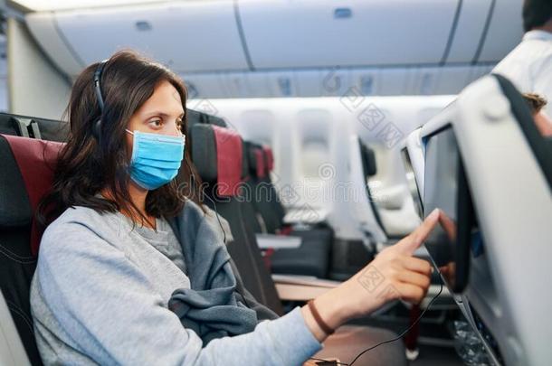 女人采用病毒保护面容面具sitt采用g采用空的飞机