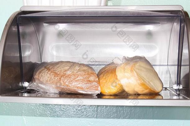一条面包和吉卜赛绅士面包是（be的三单形式采用指已提到的人面包盒采用一celloph一neb一g
