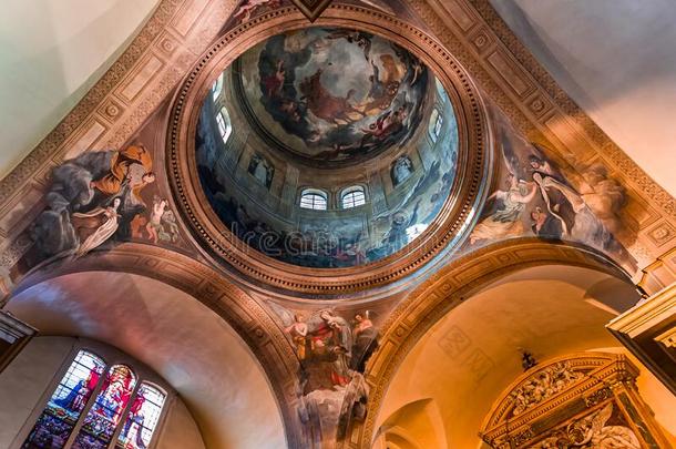 圣人般的人-连帽大氅design设计卡姆斯教堂,巴黎,法国