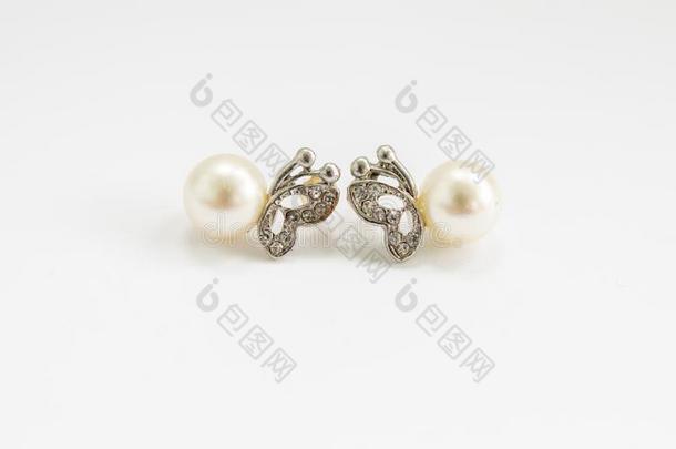 耳环和珍珠向一白色的b一ckground