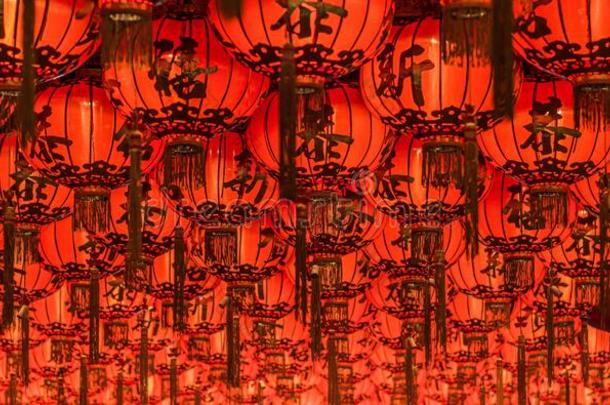 中国人红色的灯笼绞死采用大街在夜为decor在ion.