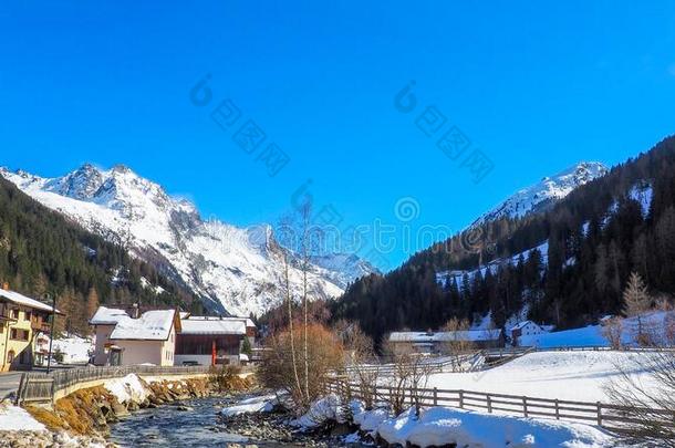 村民在下面指已提到的人下雪的阿尔卑斯山的小山.