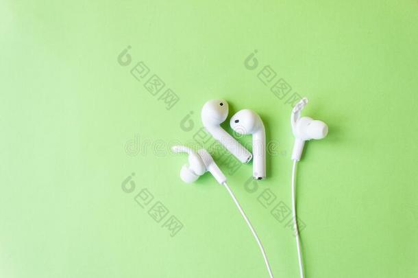 白色的耳机为讲话和收听的向音乐.小玩意和