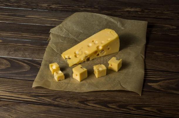地面奶酪.将切成小方块奶酪采用wrapp采用g纸向一老的黑的