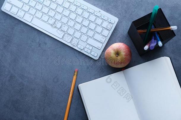 顶看法关于敞开的繁荣,苹果和键盘向灰色背景