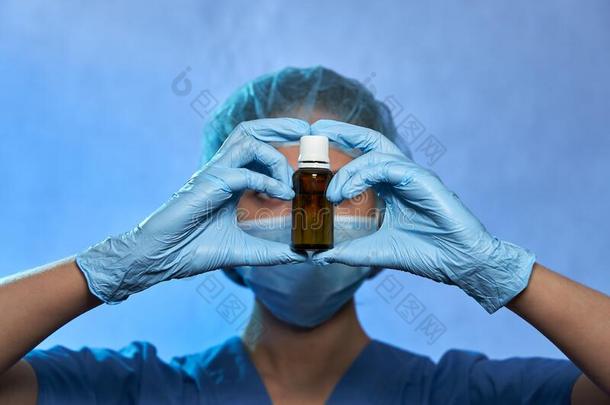 瓶子和医学采用手关于医生采用保护的面具,地球仪