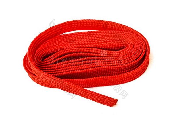红色的粗绳向白色的背景.织物粗绳采用红色的颜色折叠的采用