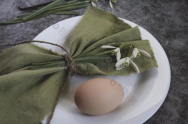 复活节装饰和花.鸡蛋向一白色的pl一te和一n一pk