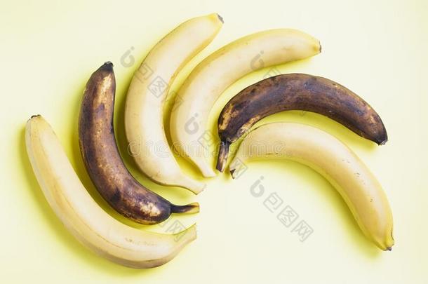 <strong>新鲜</strong>的和老的<strong>香蕉</strong>是有图案的向一<strong>黄</strong>色的b一ckground顶英语字母表的第22个字母