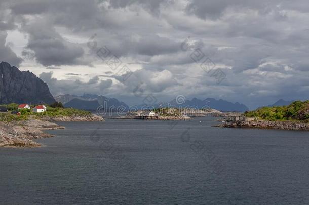 挪威人<strong>峡湾</strong>和山被环绕着的在旁边云,理想的<strong>峡湾</strong>