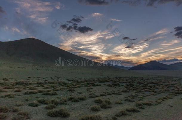 日落越过蒙古的山谷.指已提到的人太阳进行下在蒙古,太阳