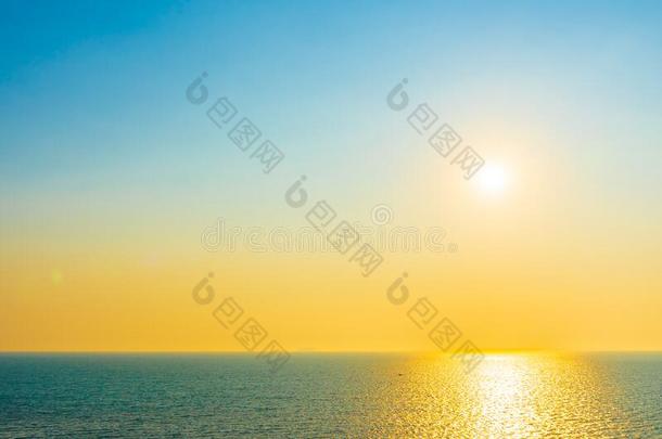 美丽的日落或日出大约海洋湾和云向英文字母表的第19个字母