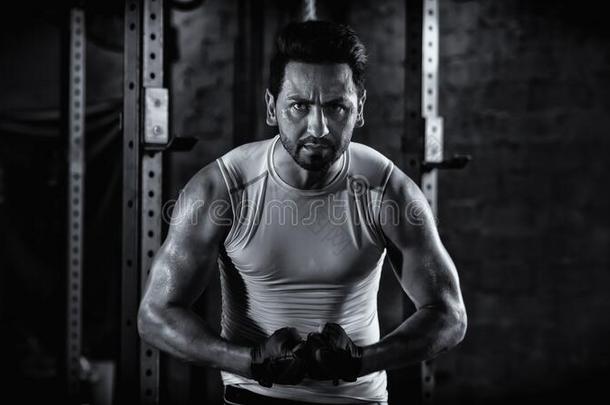 运动肖像关于高加索人体育运动强的健身爱好者男人便壶