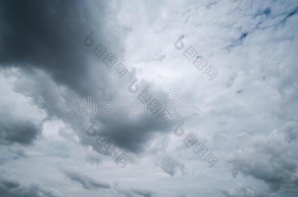 黑暗的暴风雨云和背景,黑暗的云在之前一雷声-英文字母表的第19个字母