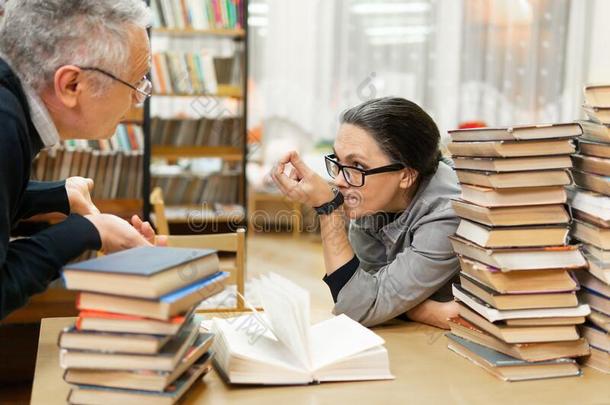 女人采用指已提到的人图书馆采用前面关于书架.观念关于教育