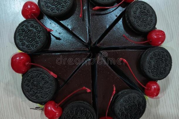 <strong>巧克力</strong>蛋糕,分离的进入中一件,装饰和“白心”黑人奥利奥奶油<strong>夹心巧克力</strong>饼干和红色的