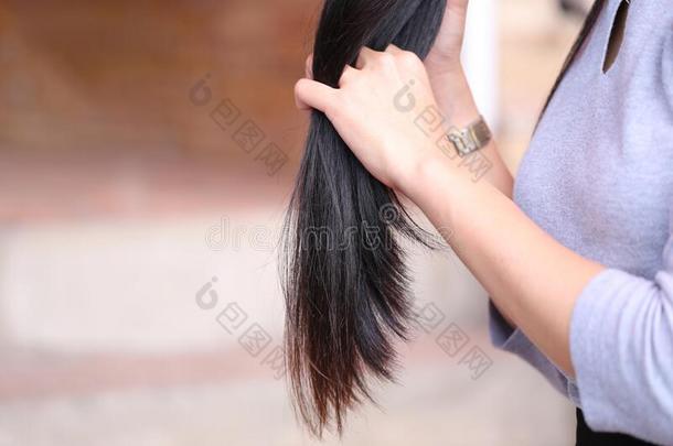 女人佃户租种的土地在被损坏的爆裂似的结果关于头发,<strong>美发</strong>康塞普