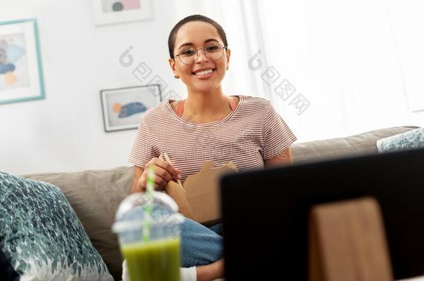 非洲的女人和碑personalcomputer个人计算机吃外卖餐馆食物