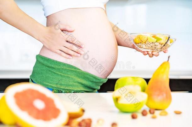 怀孕的女人烹饪术餐.