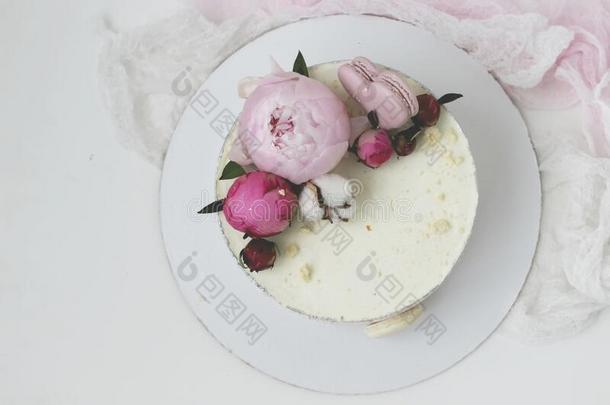 粉红色的乳霜蛋糕和牡丹和意大利粉向指已提到的人表.一出生日期