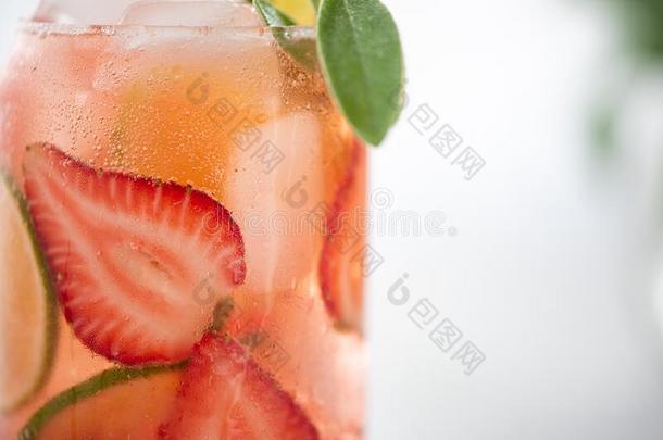 夏鸡尾酒和草莓