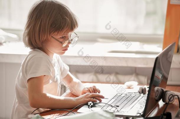 漂亮的小的小孩和便携式电脑