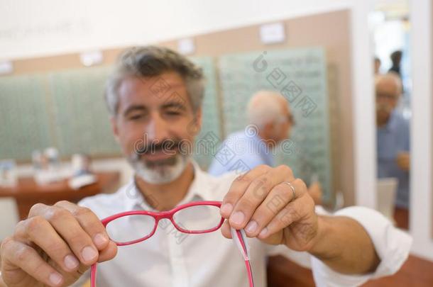 内容男人眼镜商佃户租种的土地新的一副眼镜