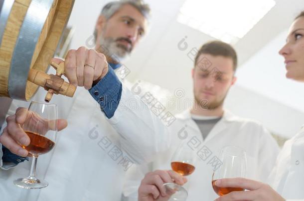 男人学生尝味葡萄酒