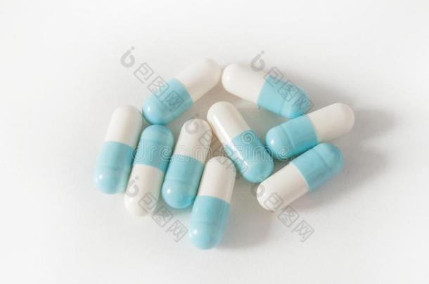 胶囊和药物药片向白色的背景