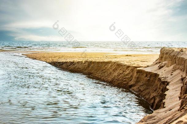 海岸地点在日落时间.美丽的海景画.