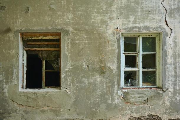 指已提到的人老的恶劣的破碎的窗向指已提到的人老的恶劣的墙和打开.