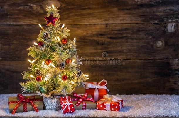 圣诞节礼物在下面指已提到的人圣诞节树
