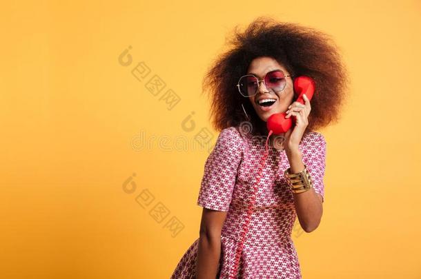 美丽的微笑的非洲的女人采用衣服pos采用g和制动火箭电话