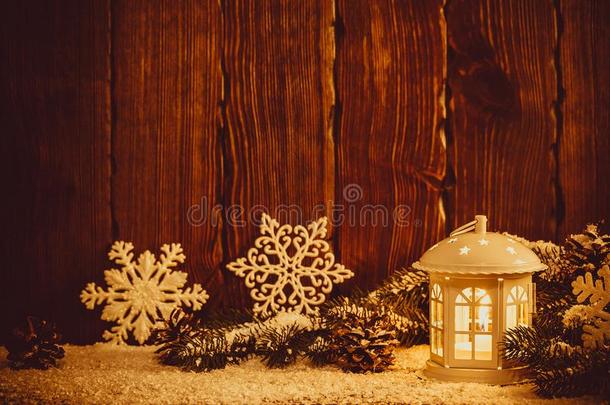 圣诞节灯笼和点火在旁边蜡烛,圣诞节树树枝,