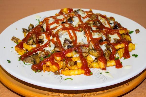 辛辣的快的食物:法国的炸薯条和切德干酪奶酪,红辣椒和希腊字母的第22字